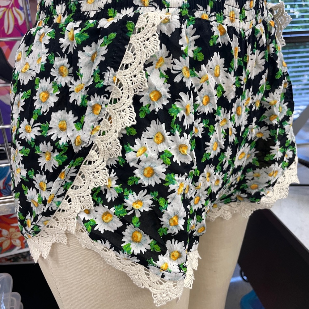 Jessica Simpson Daisy Crochet Trim Short Shorts - Picture 3 of 5